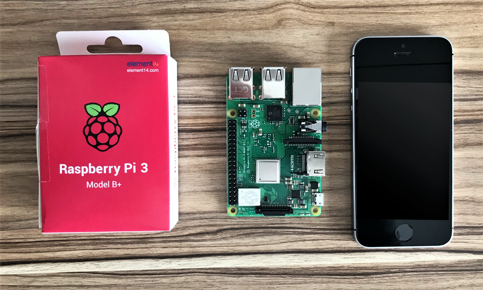 Raspberry Pi3 B+, Verpackung und Mobiltelefon
