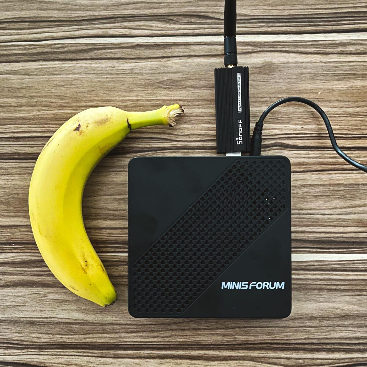 Minisforum N40 mit Dongle und Banane